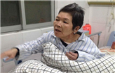 被家人抛弃在医院，周婆婆很想回家